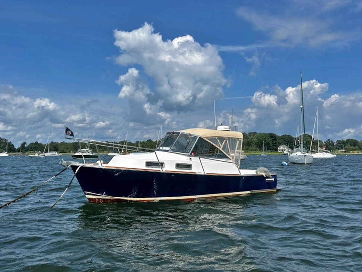 2000 LEGACY YACHTS 28 Express Cruiser — photograph 2