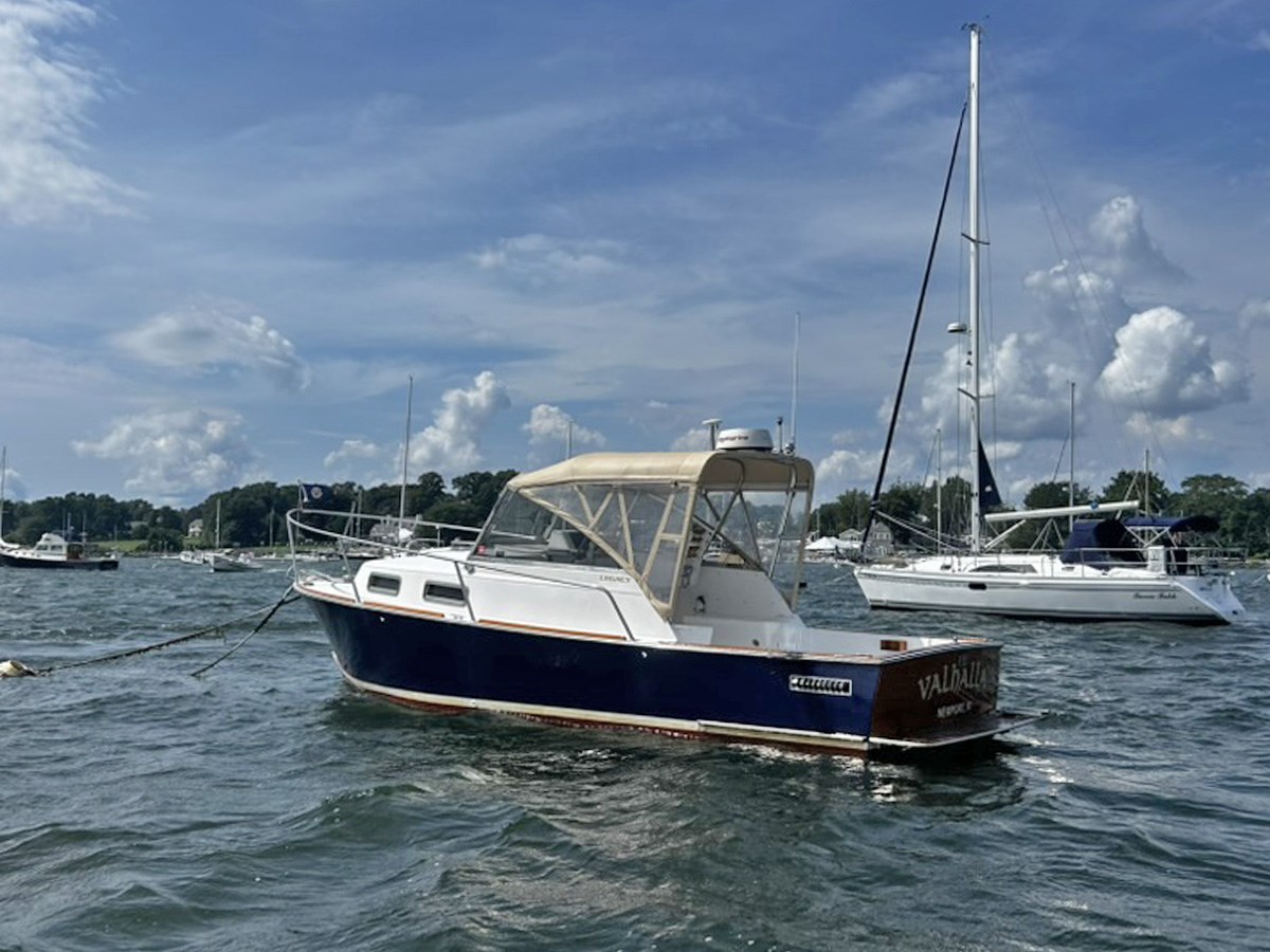 2000 LEGACY YACHTS 28 Express Cruiser — photograph 3
