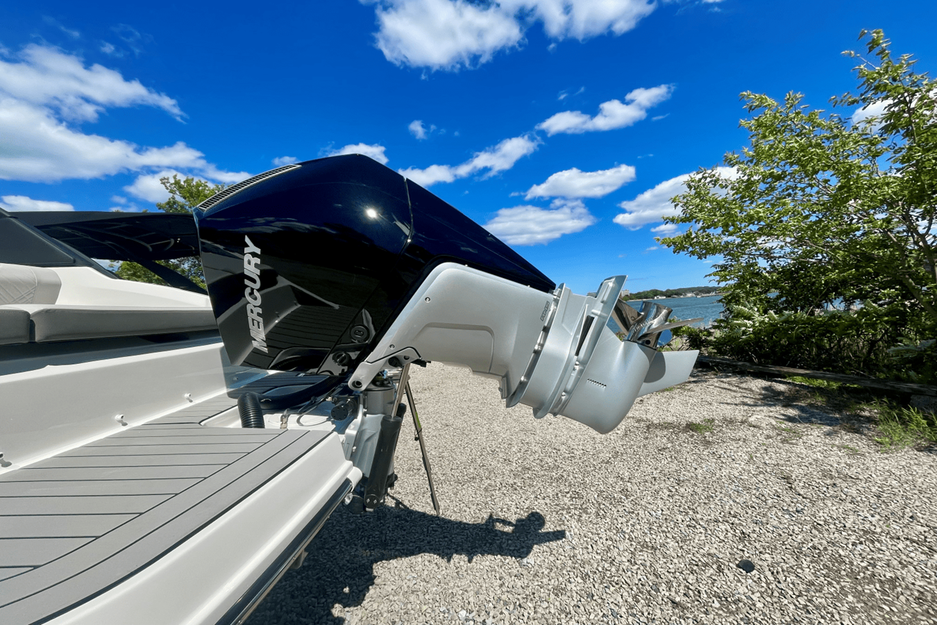 Sea Ray SDX 250 Outboard — 2026 Sea Ray SDX 250 Outboard — photo 2