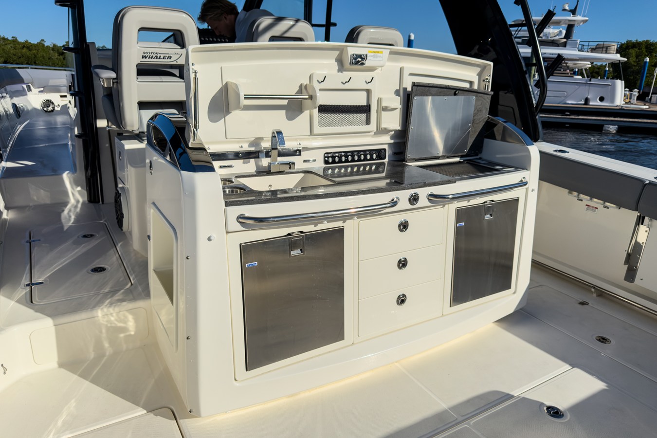 BOSTON WHALER 420 OUTRAGE, photo 9