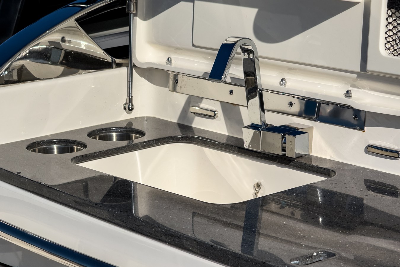 BOSTON WHALER 420 OUTRAGE, photo 11
