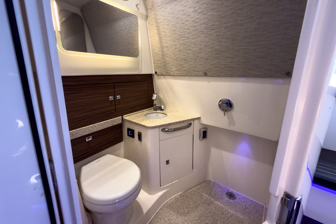 BOSTON WHALER 420 OUTRAGE, photo 25