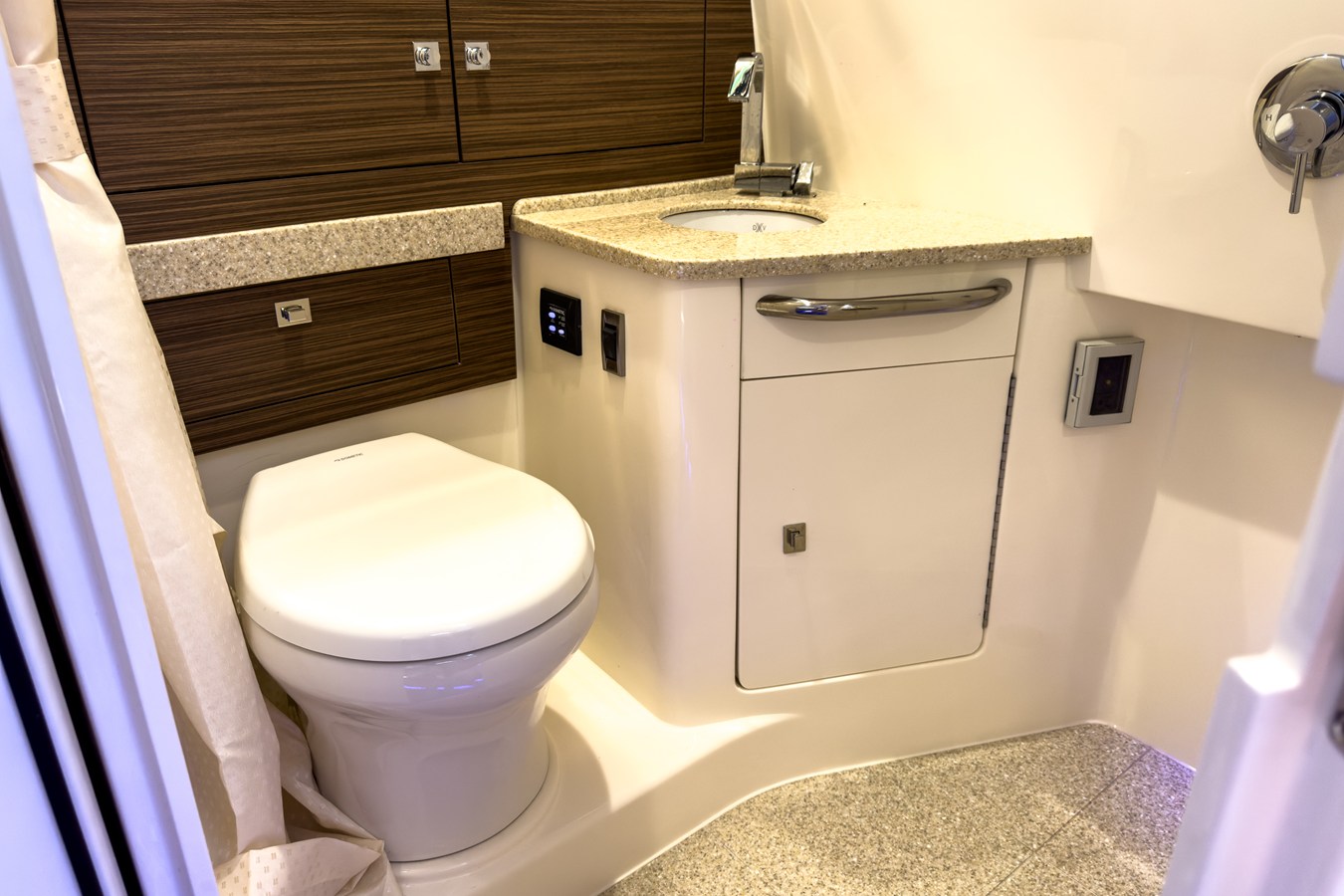 BOSTON WHALER 420 OUTRAGE, photo 26