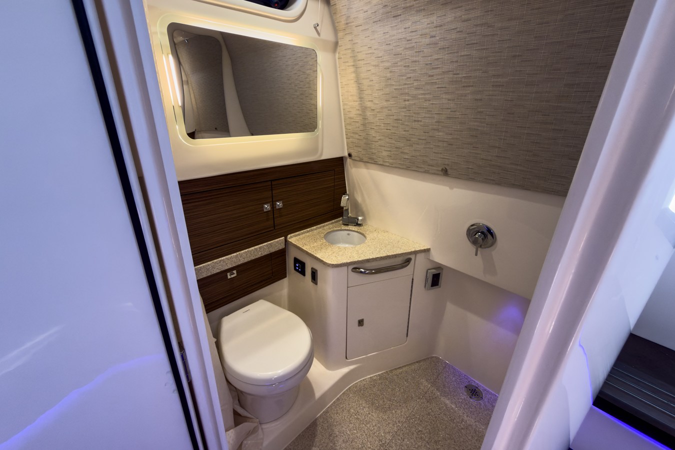 BOSTON WHALER 420 OUTRAGE, photo 27