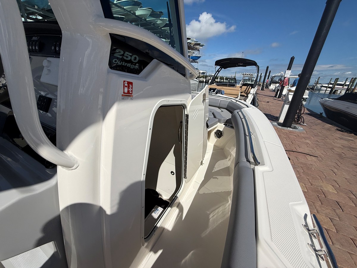 BOSTON WHALER 250 OUTRAGE, photo 15