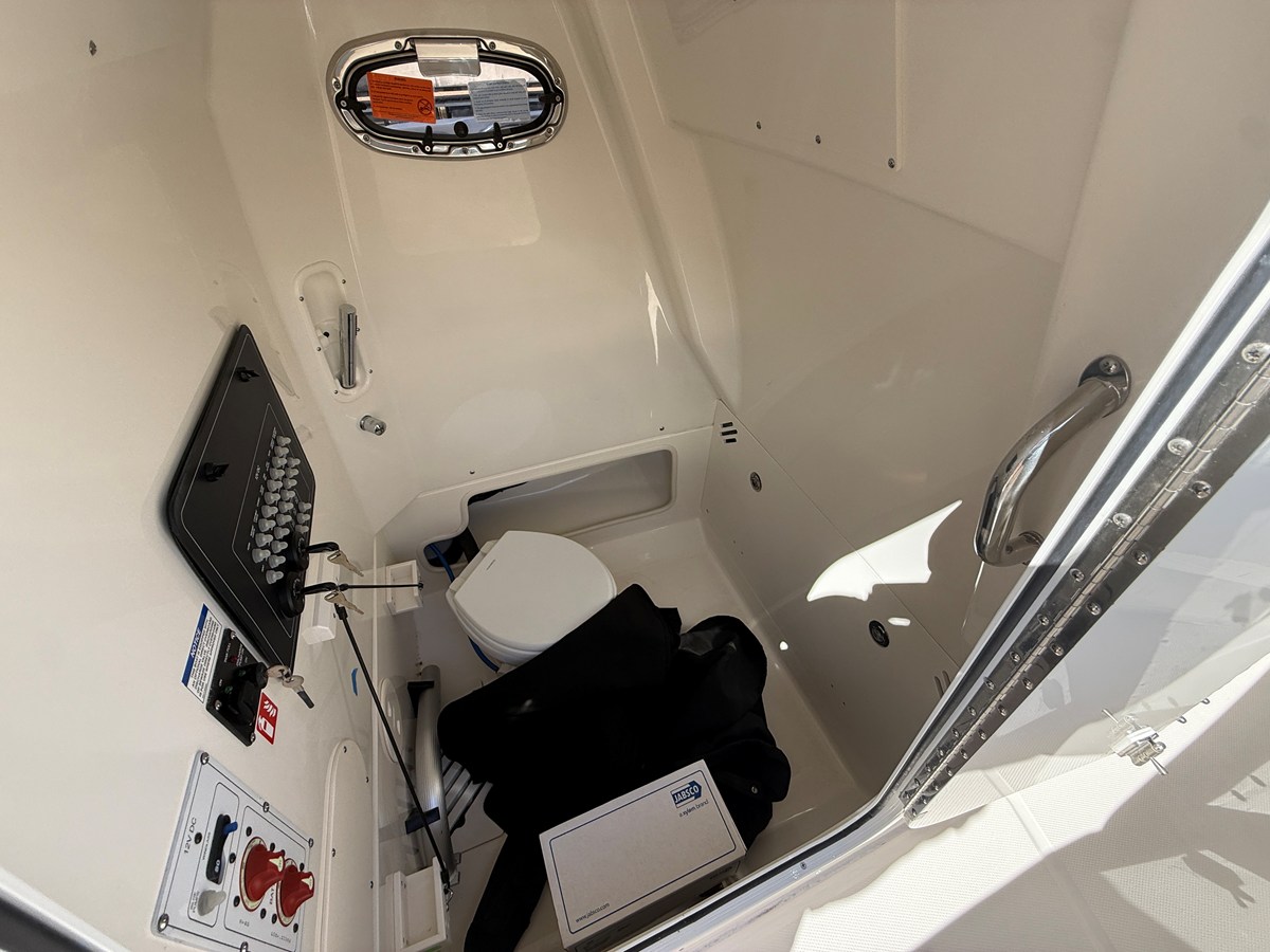 BOSTON WHALER 250 OUTRAGE, photo 16