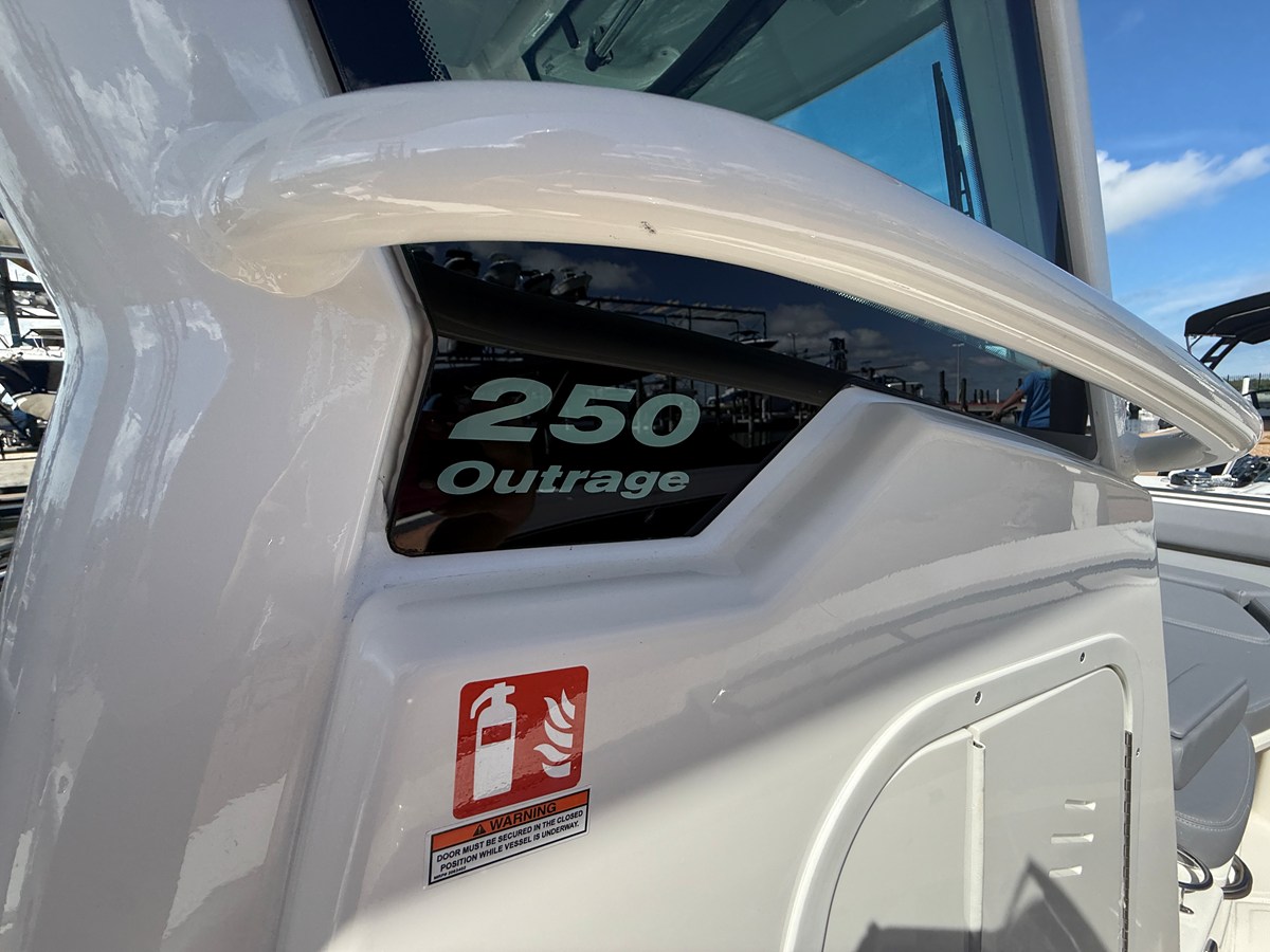 BOSTON WHALER 250 OUTRAGE, photo 17