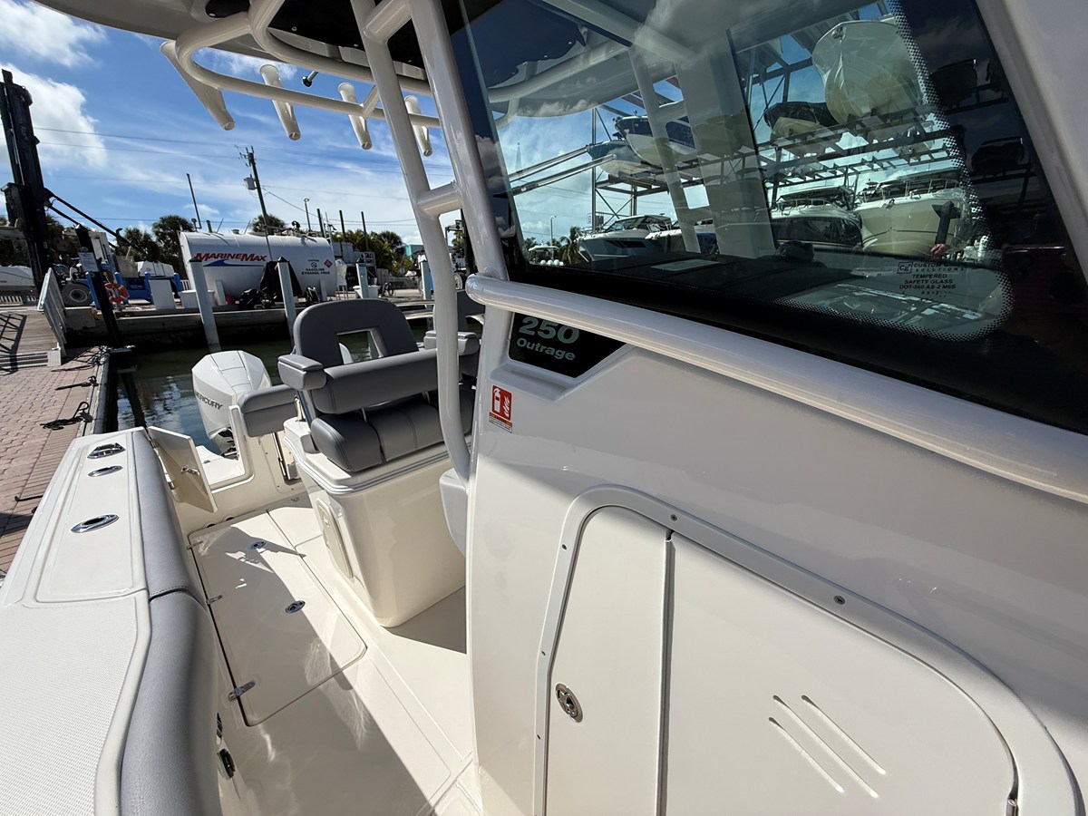 BOSTON WHALER 250 OUTRAGE, photo 18