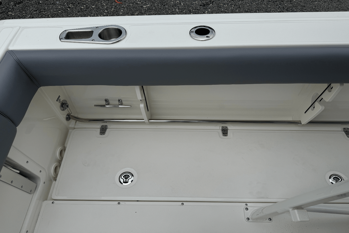 BOSTON WHALER 230 OUTRAGE, photo 13