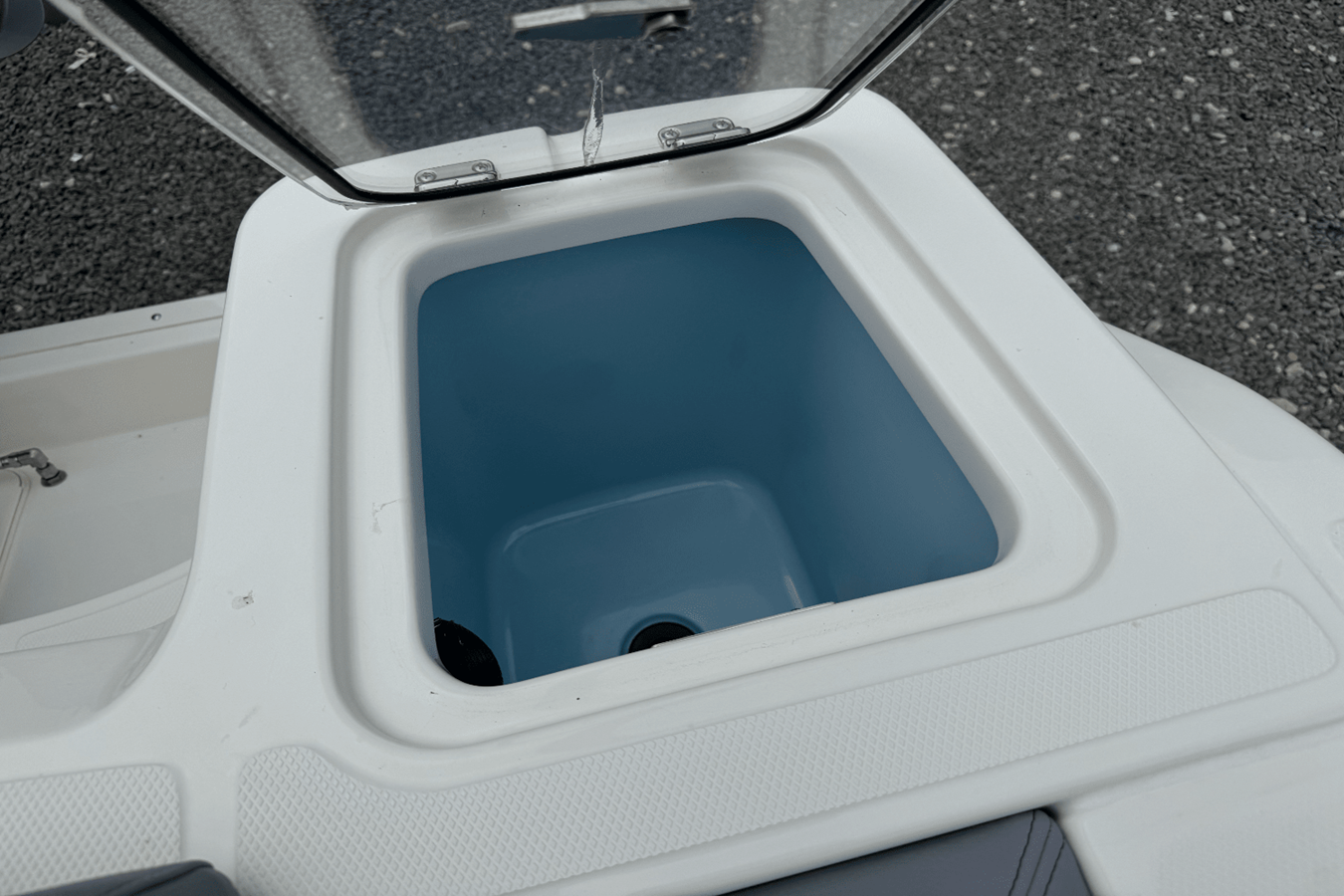 BOSTON WHALER 230 OUTRAGE, photo 17