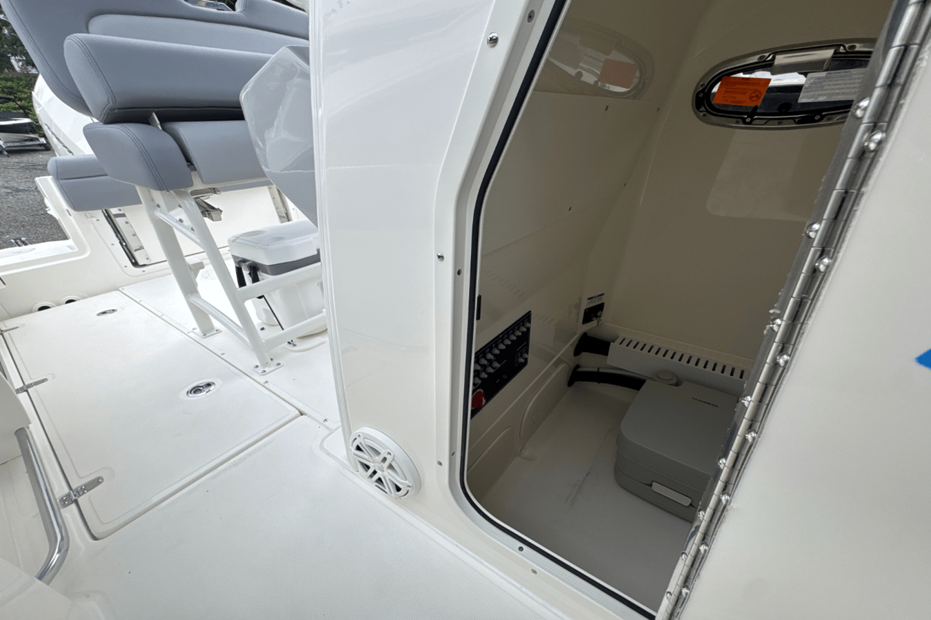 BOSTON WHALER 230 OUTRAGE, photo 35