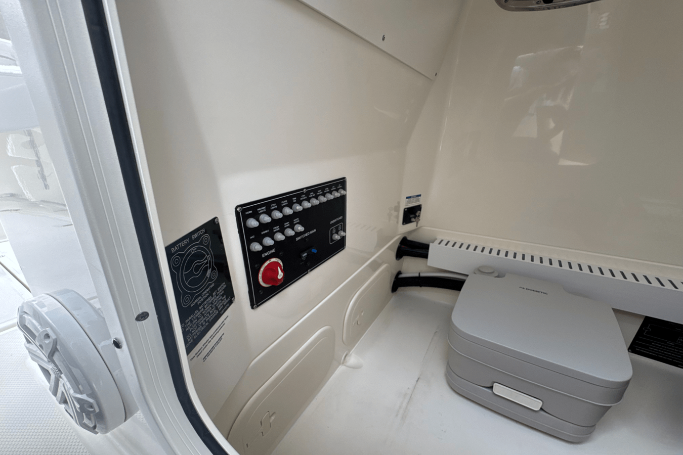 BOSTON WHALER 230 OUTRAGE, photo 36