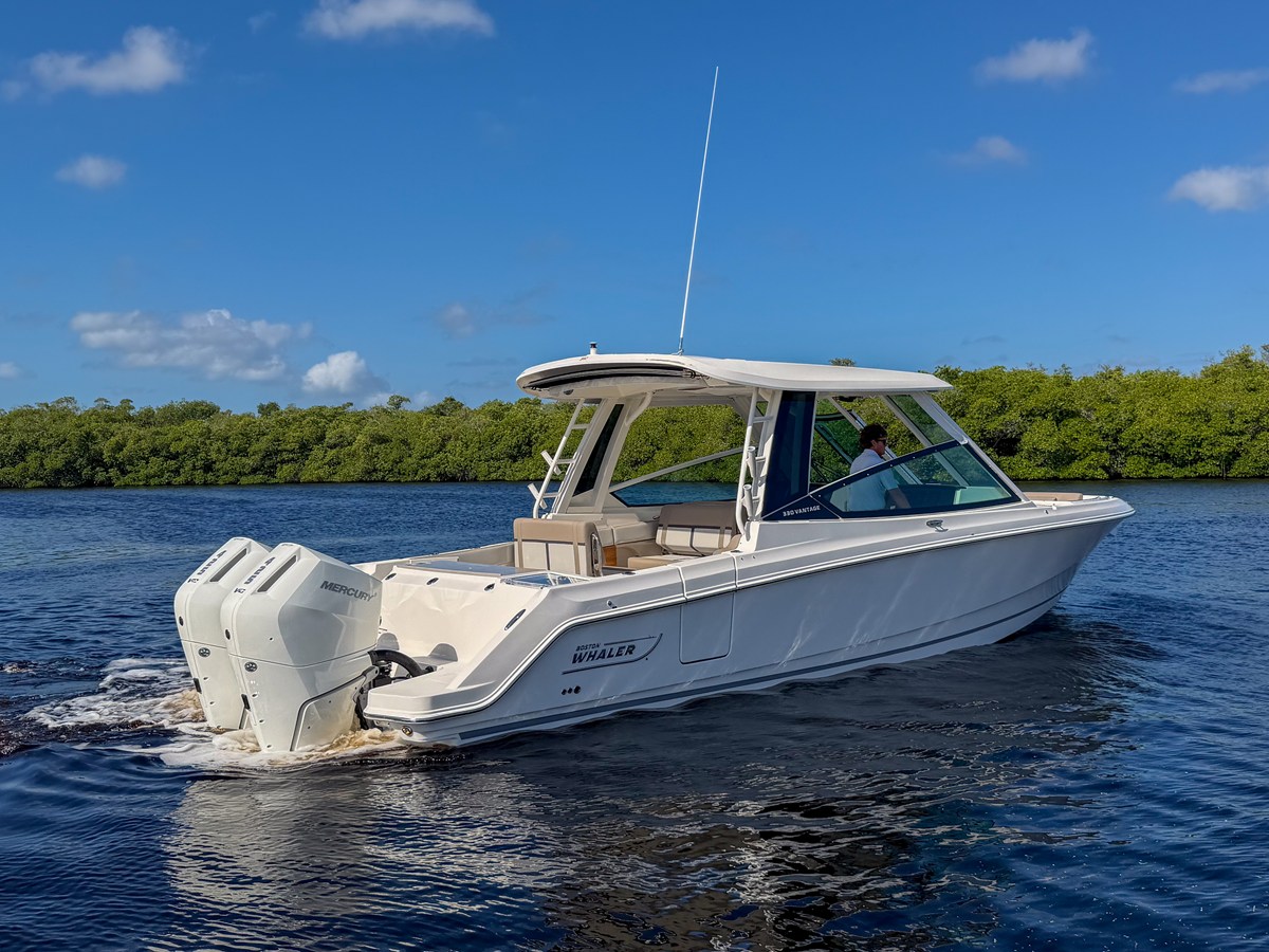 Boston Whaler 330 Vantage — 2027 Boston Whaler 330 Vantage — photo 2