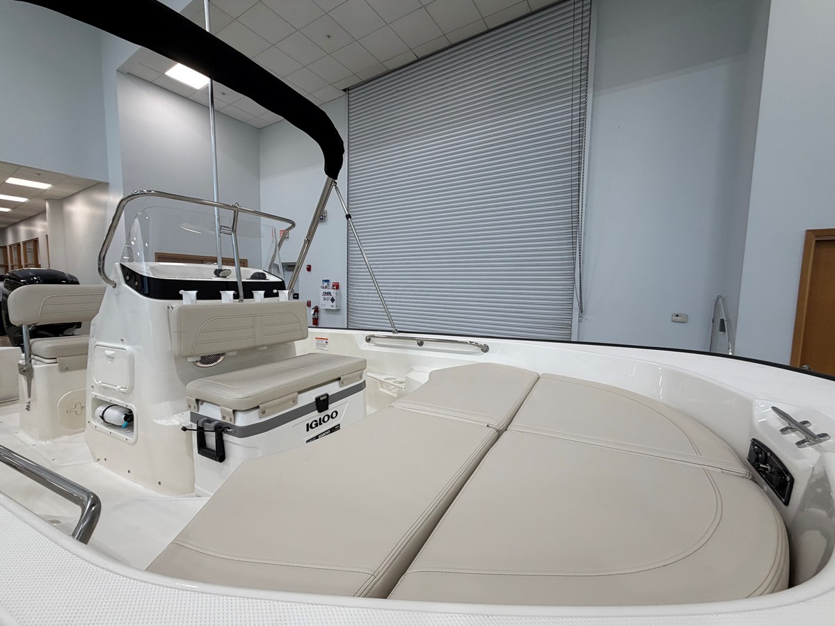 Boston Whaler 170 Montauk — 2027 Boston Whaler 170 Montauk — photo 4