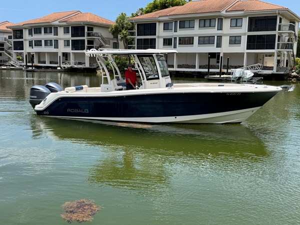 ROBALO R302 CENTER CONSOLE