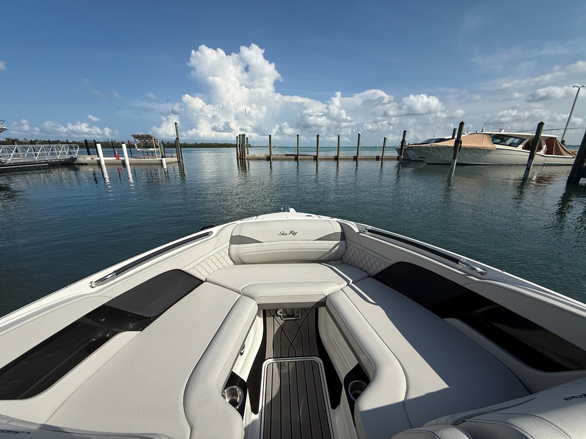 Sea Ray SLX 260 Outboard — 2026 Sea Ray SLX 260 Outboard — photo 3