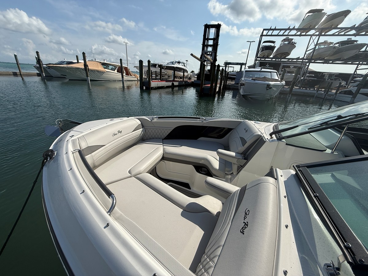 Sea Ray SLX 260 Outboard — 2026 Sea Ray SLX 260 Outboard — photo 4
