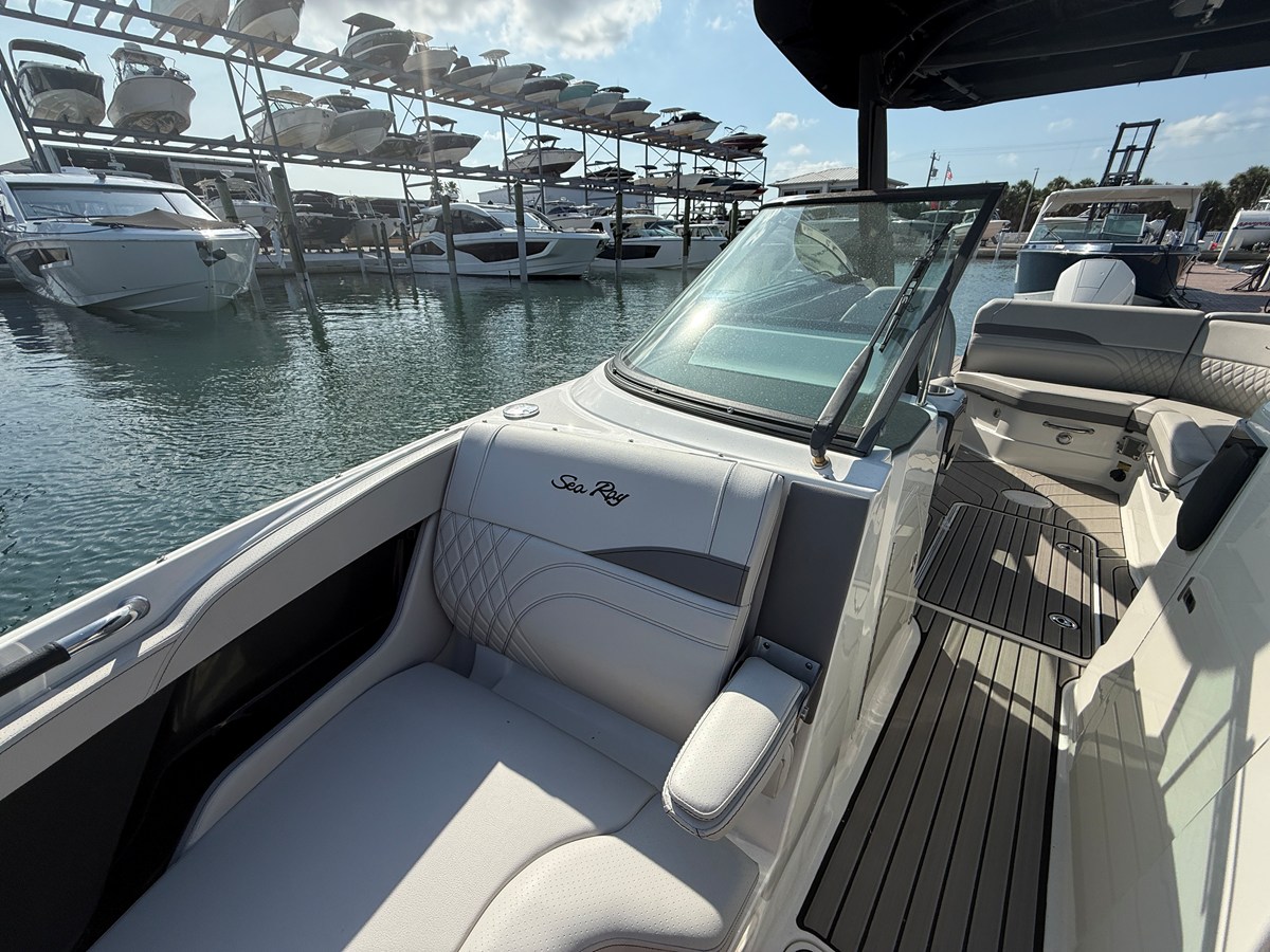 Sea Ray SLX 260 Outboard — 2026 Sea Ray SLX 260 Outboard — photo 5