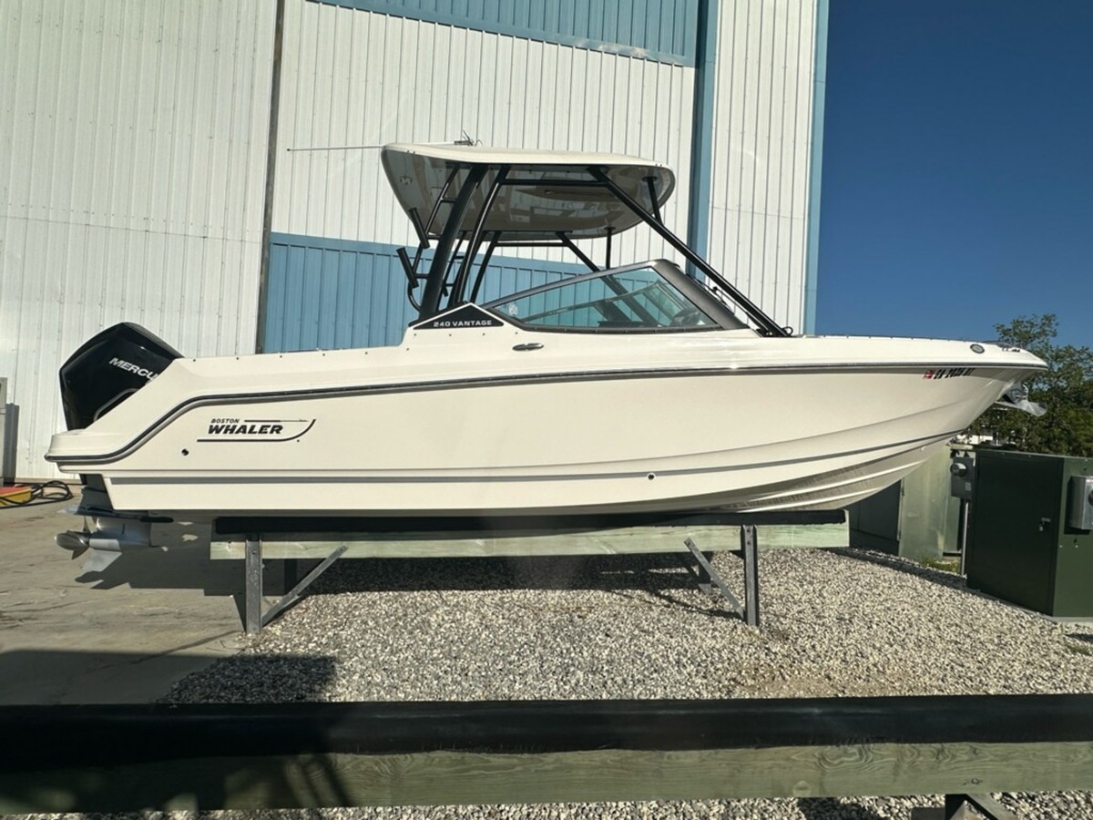 Boston Whaler 240 VANTAGE — 2022 Boston Whaler 240 Vantage