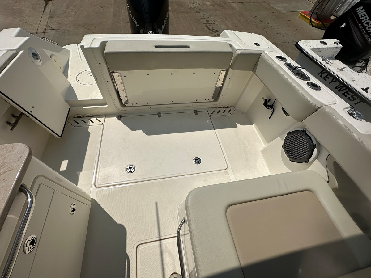 Boston Whaler 240 VANTAGE — 2022 Boston Whaler 240 Vantage — photo 2