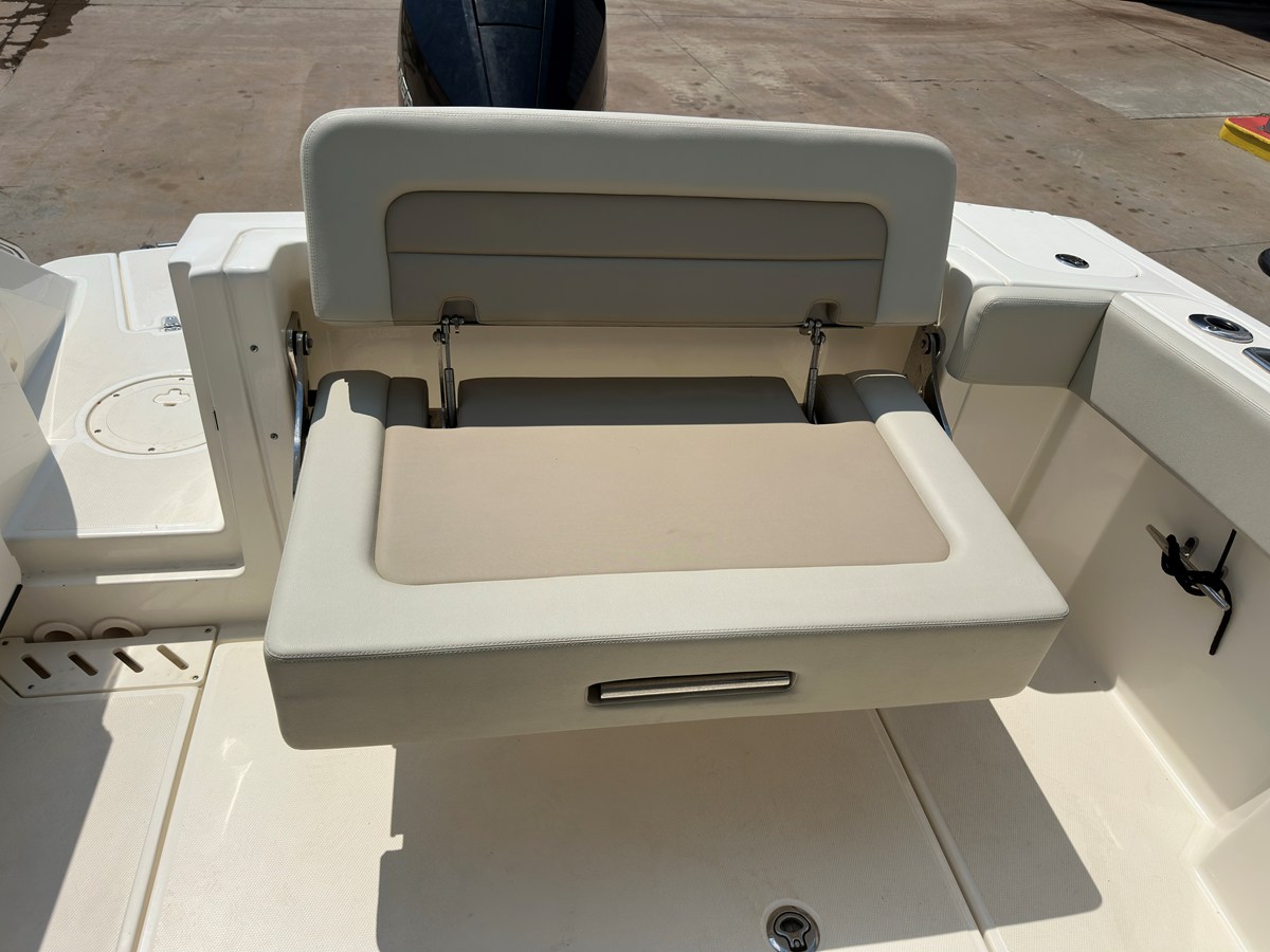 Boston Whaler 240 VANTAGE — 2022 Boston Whaler 240 Vantage — photo 3