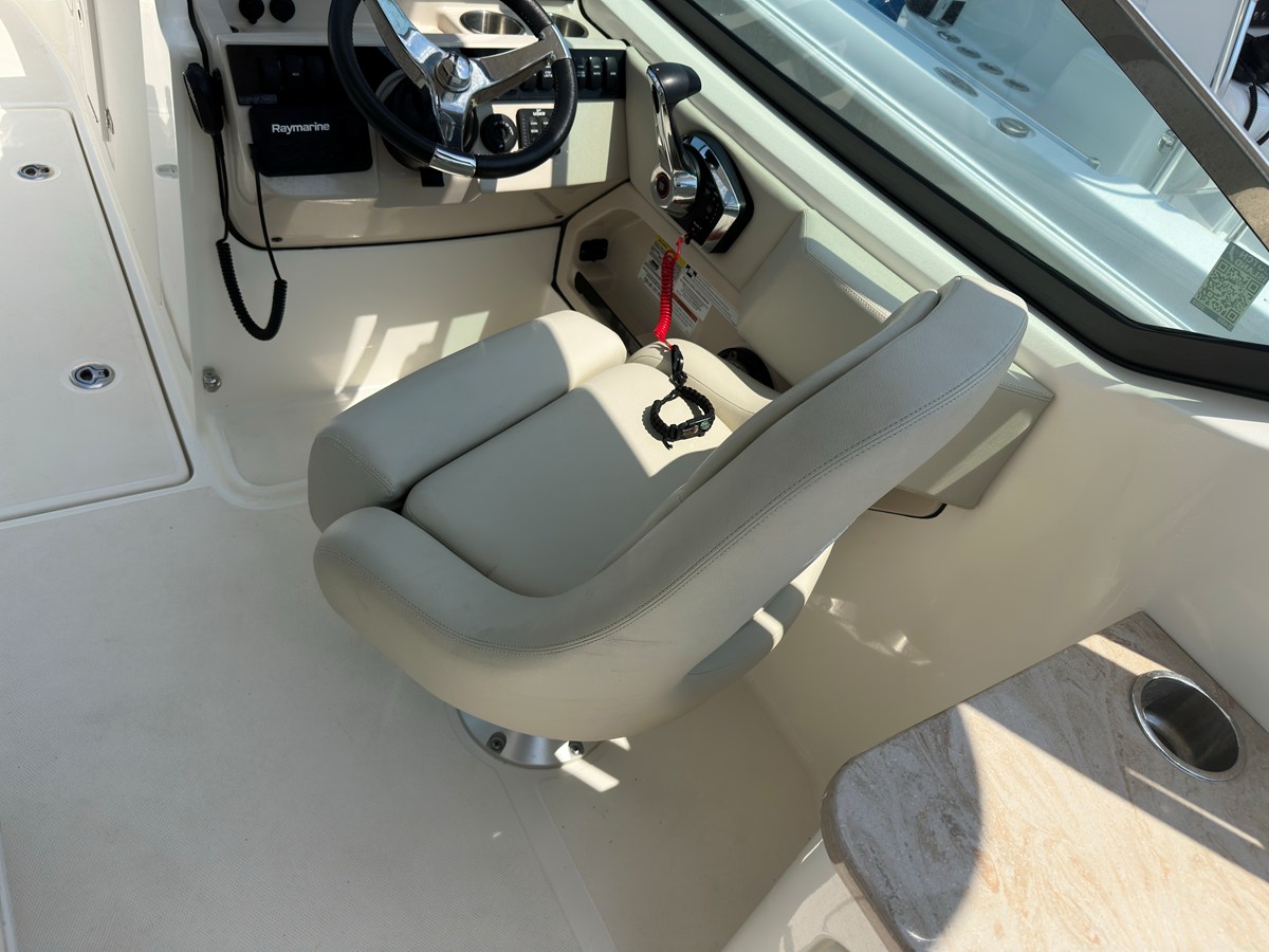 Boston Whaler 240 VANTAGE — 2022 Boston Whaler 240 Vantage — photo 5