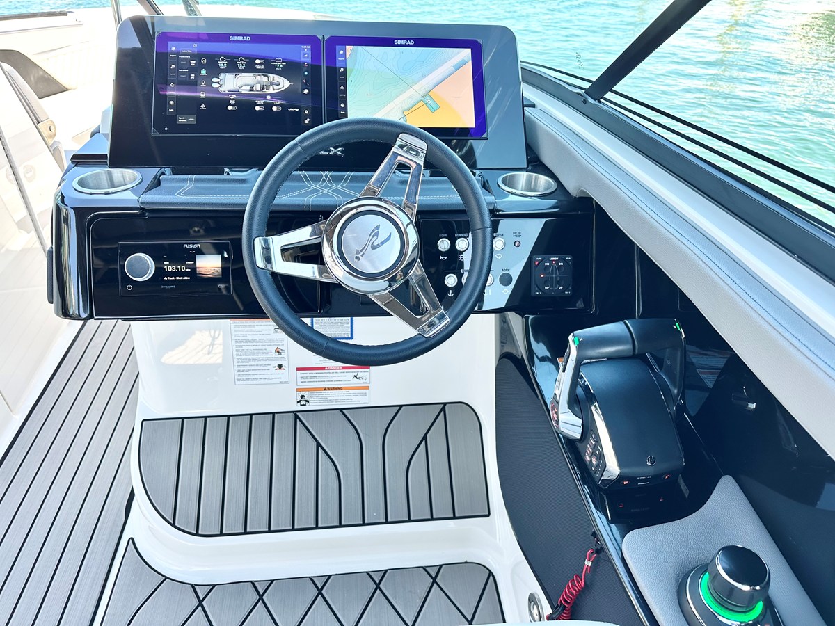 Sea Ray SLX 280 OUTBOARD — 2025 Sea Ray SLX 280 Outboard — photo 3