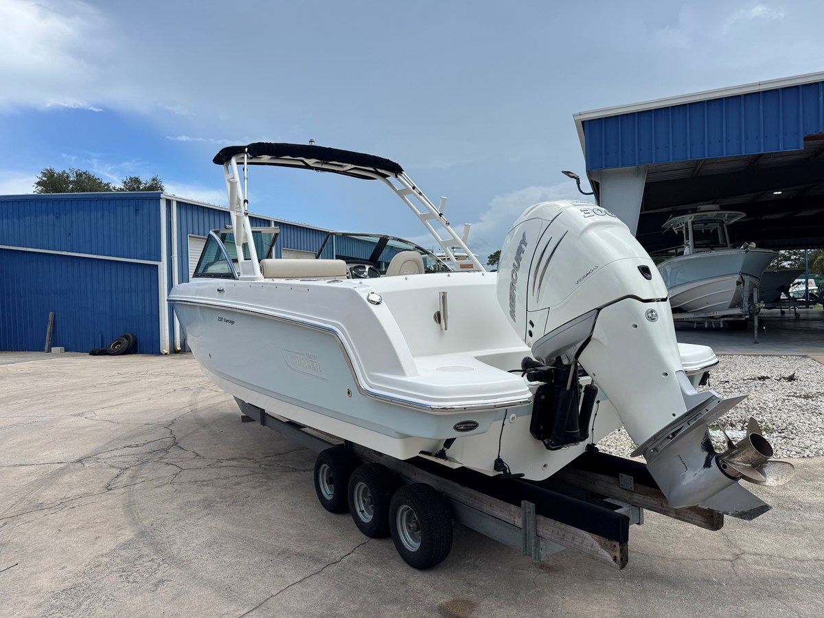 Boston Whaler 230 VANTAGE — 2017 Boston Whaler 230 Vantage — photo 3