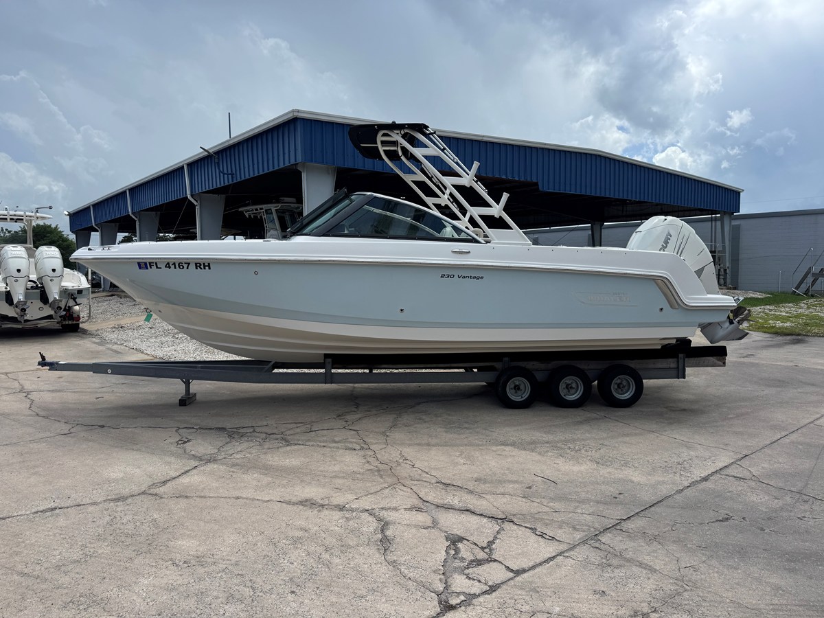 Boston Whaler 230 VANTAGE — 2017 Boston Whaler 230 Vantage — photo 4