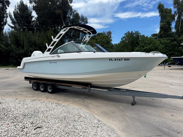 BOSTON WHALER 230 VANTAGE — 2017 Boston Whaler 230 Vantage