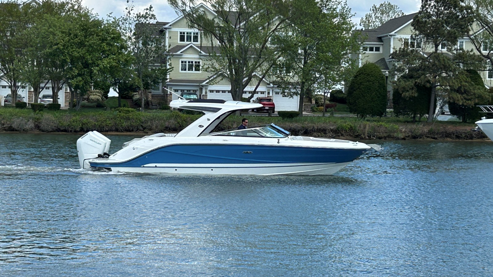 Sea Ray SLX 310 Outboard — 2026 Sea Ray SLX 310 Outboard — photo 2