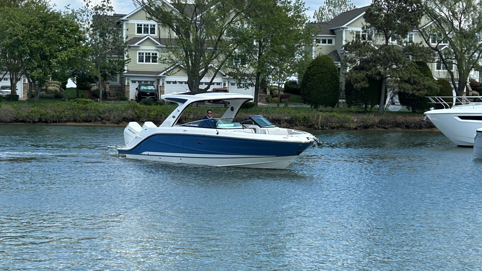 Sea Ray SLX 310 Outboard — 2026 Sea Ray SLX 310 Outboard — photo 3
