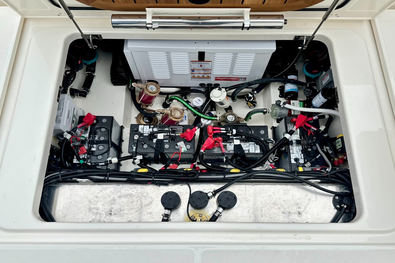 BOSTON WHALER 325 CONQUEST, photo 13