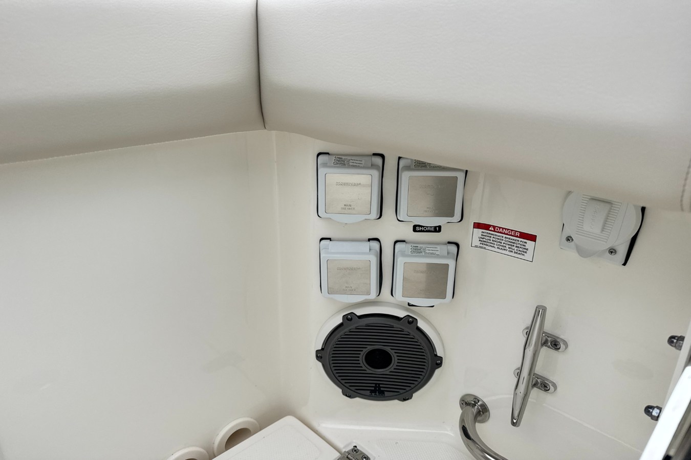 BOSTON WHALER 325 CONQUEST, photo 17