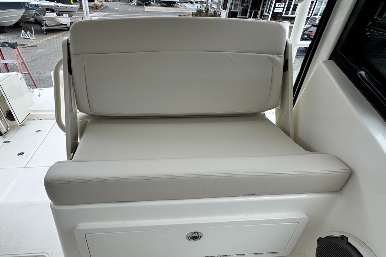 BOSTON WHALER 325 CONQUEST, photo 24