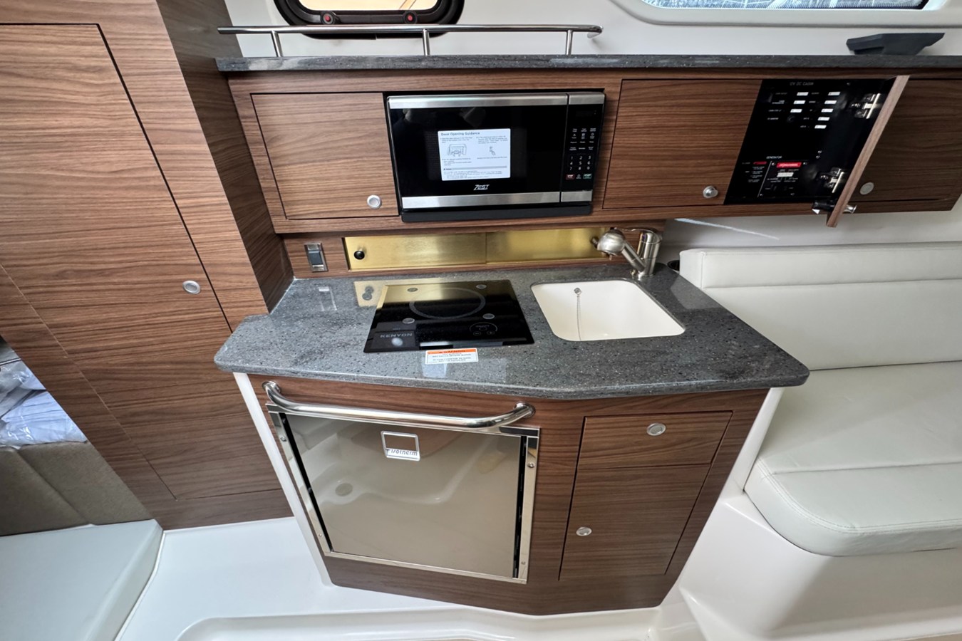 BOSTON WHALER 325 CONQUEST, photo 36