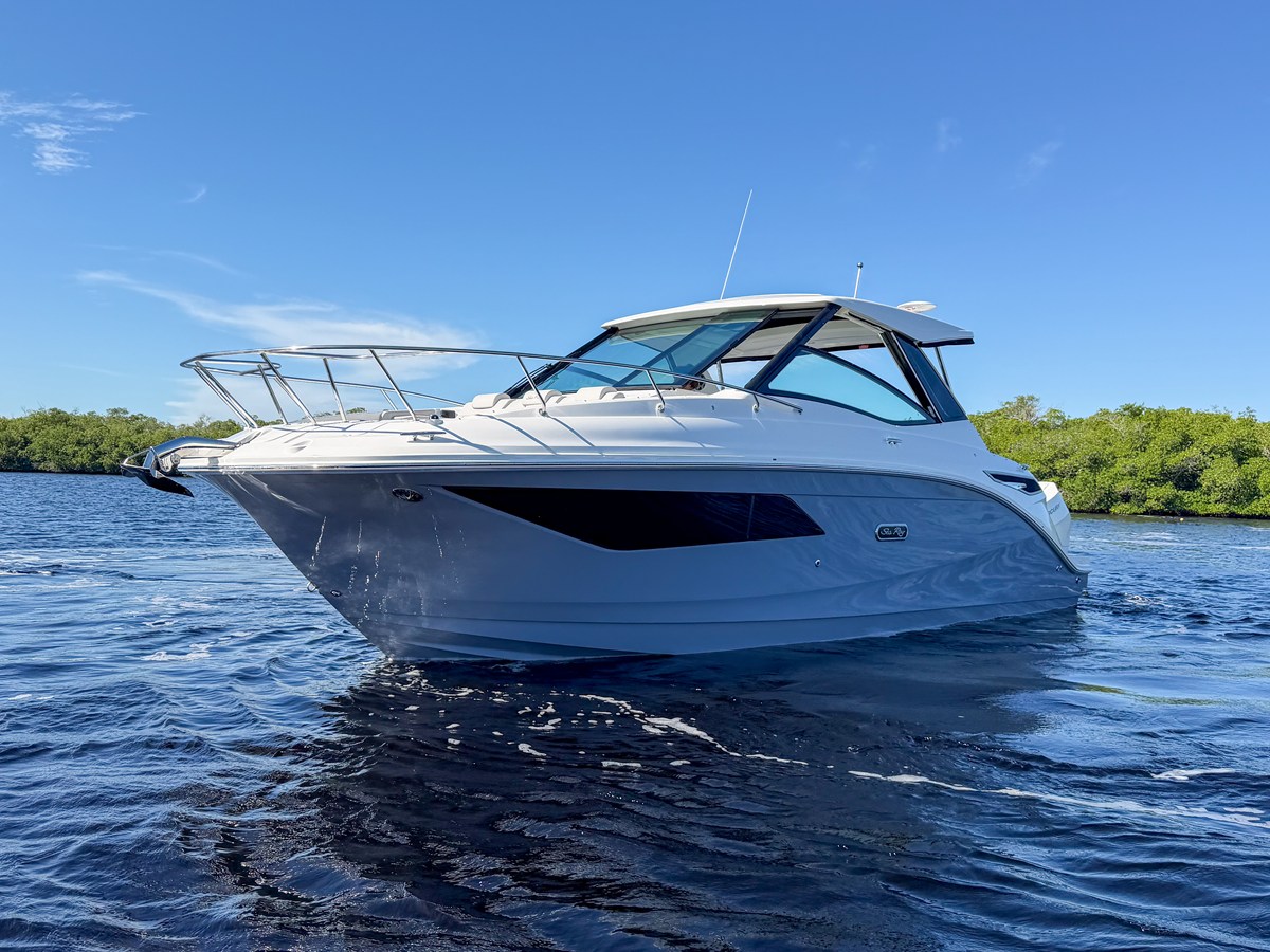 Sea Ray Sundancer 320 Outboard — 2027 Sea Ray Sundancer 320 Outboard — photo 4