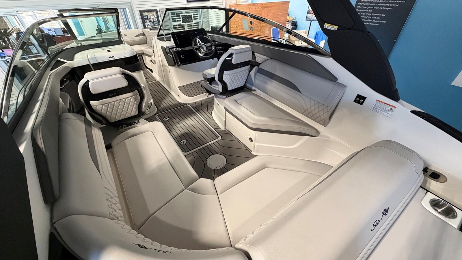 Sea Ray SLX 260 Outboard — 2026 Sea Ray SLX 260 Outboard — photo 5
