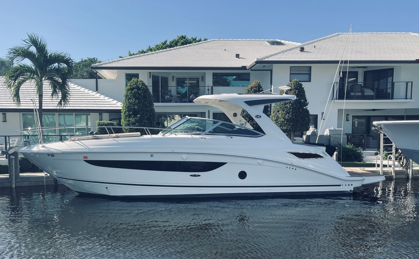 Sea Ray 350 SUNDANCER — 2017 Sea Ray 350 Sundancer — photo 2
