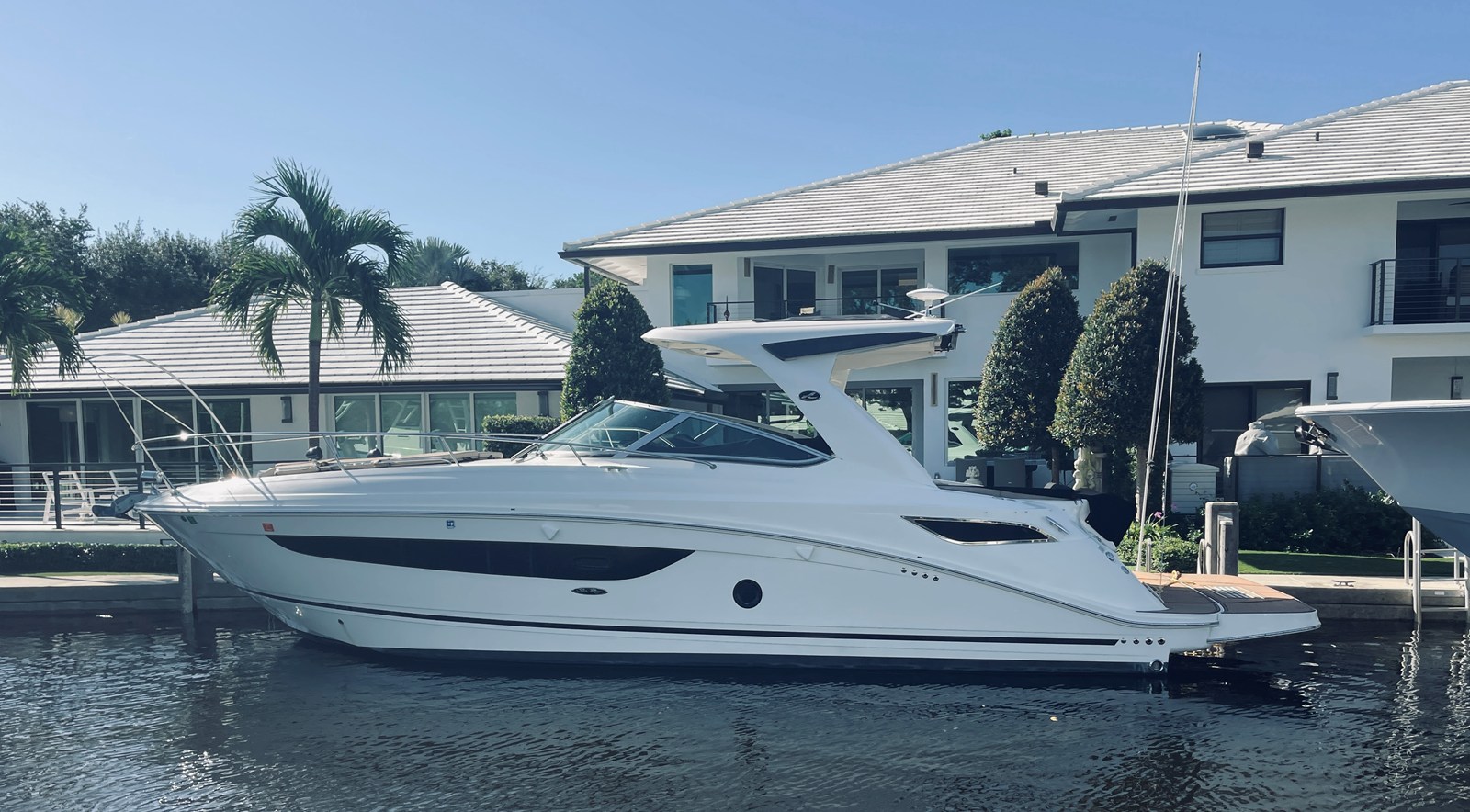 Sea Ray 350 SUNDANCER — 2017 Sea Ray 350 Sundancer — photo 4