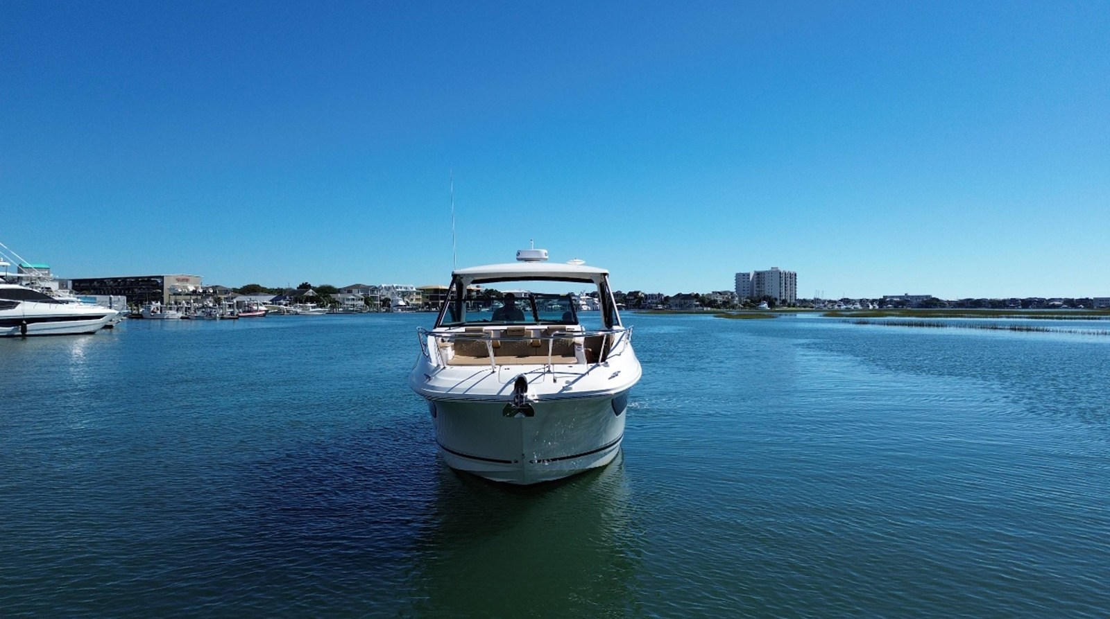 Sea Ray Sundancer 320 Outboard — 2025 Sea Ray Sundancer 320 Outboard — photo 4