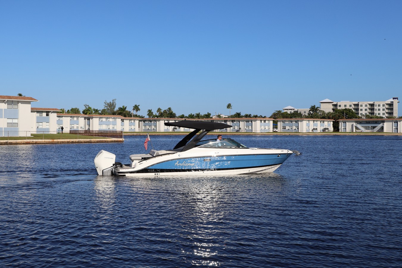 Sea Ray 280 SLX OUTBOARD — 2024 Sea Ray 280 SLX Outboard