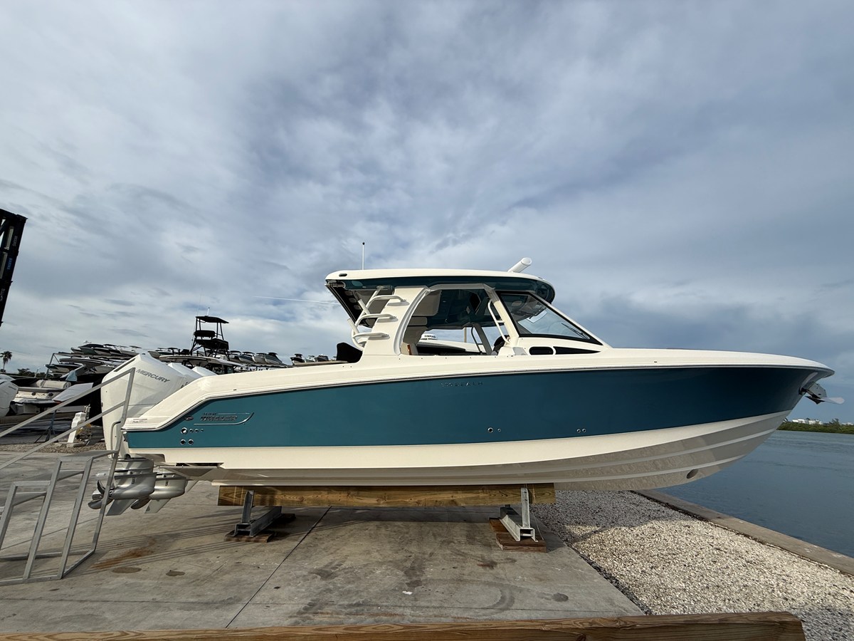 Boston Whaler 350 Realm — 2027 Boston Whaler 350 Realm