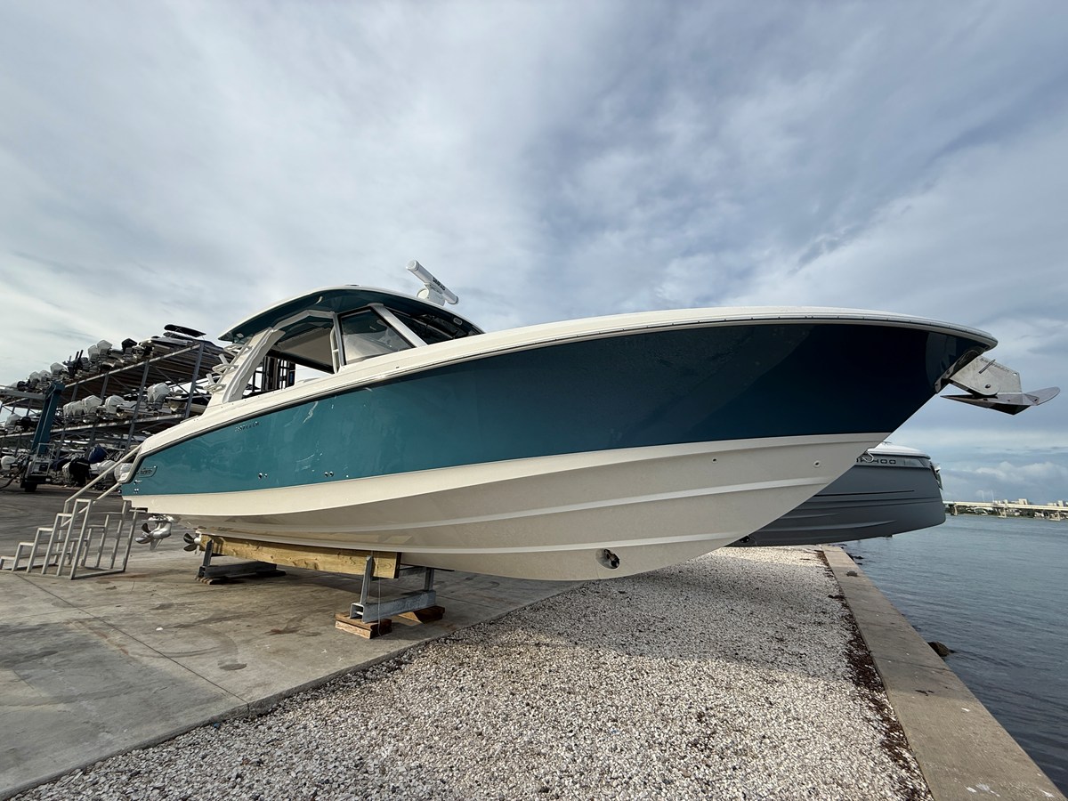 Boston Whaler 350 Realm — 2027 Boston Whaler 350 Realm — photo 3