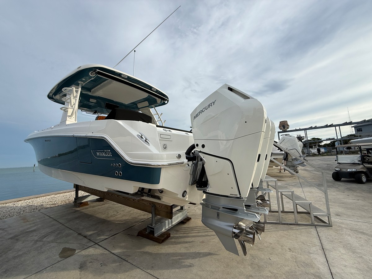 Boston Whaler 350 Realm — 2027 Boston Whaler 350 Realm — photo 4