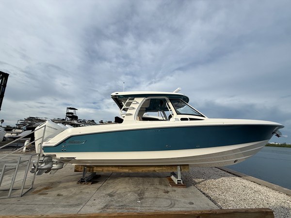 BOSTON WHALER 350 REALM — 2027 Boston Whaler 350 Realm