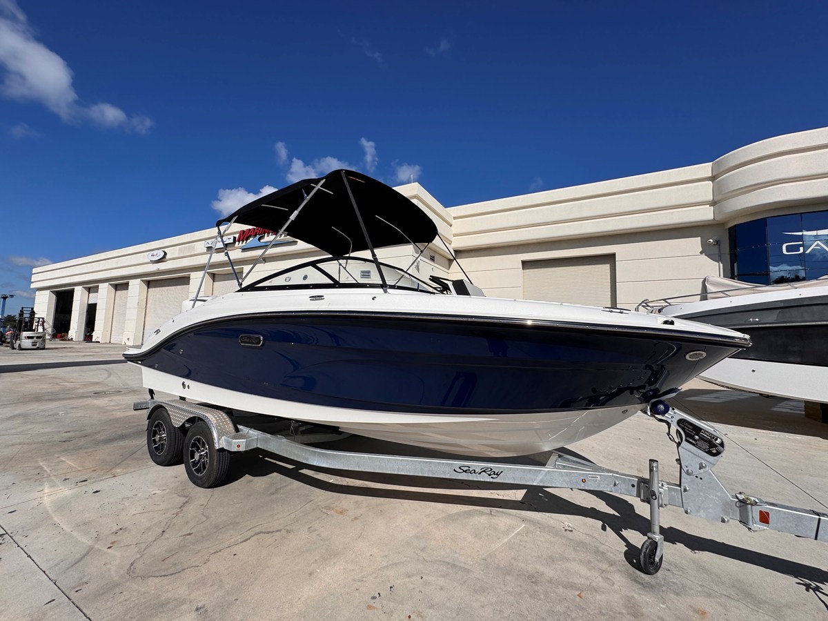 Sea Ray SPX 210 Outboard — 2026 Sea Ray SPX 210 Outboard — photo 2