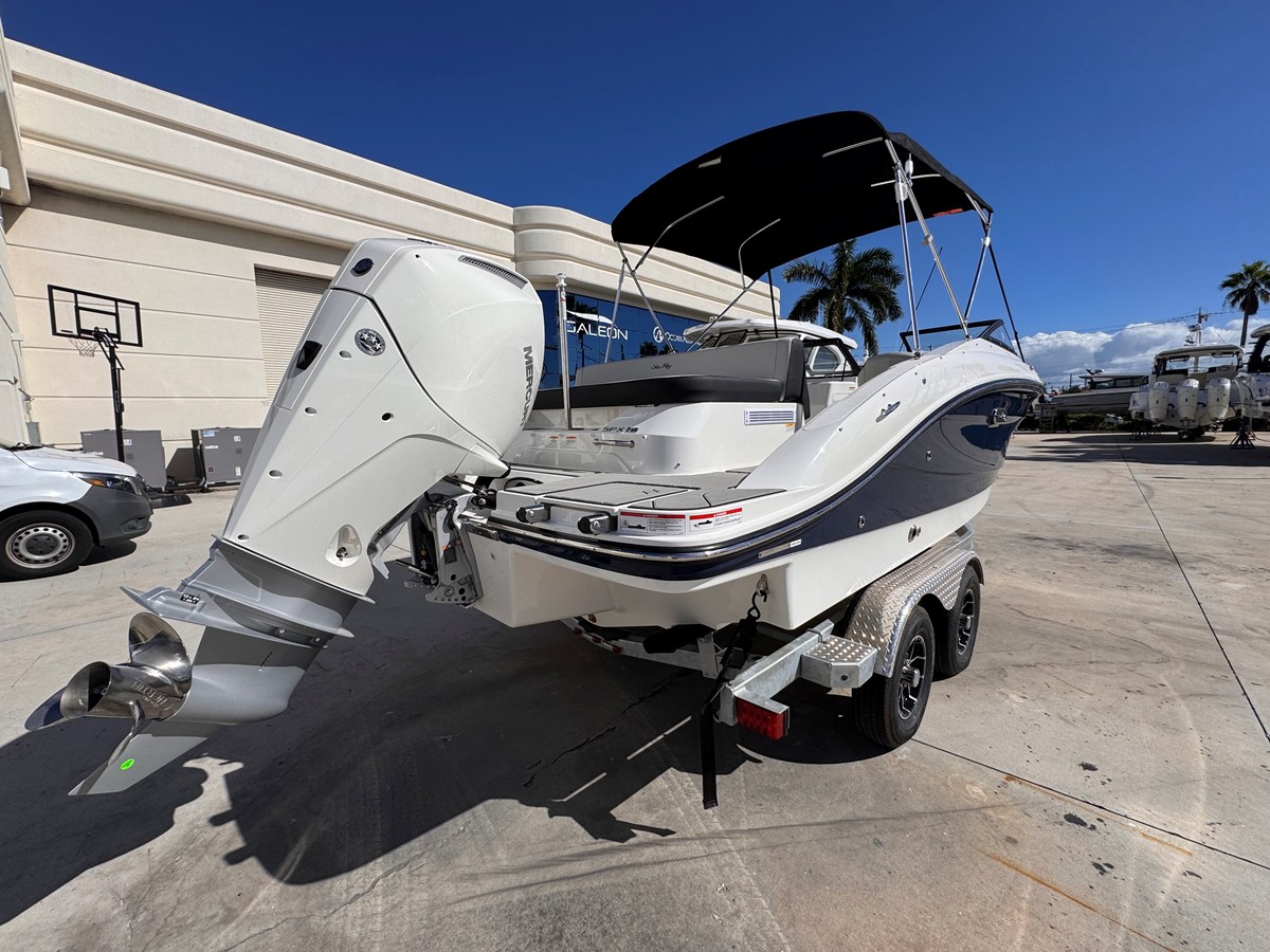 Sea Ray SPX 210 Outboard — 2026 Sea Ray SPX 210 Outboard — photo 3