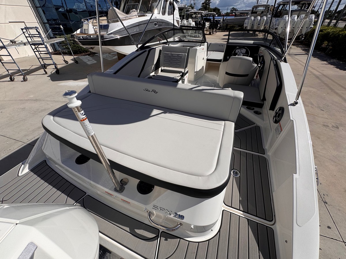 Sea Ray SPX 210 Outboard — 2026 Sea Ray SPX 210 Outboard — photo 4