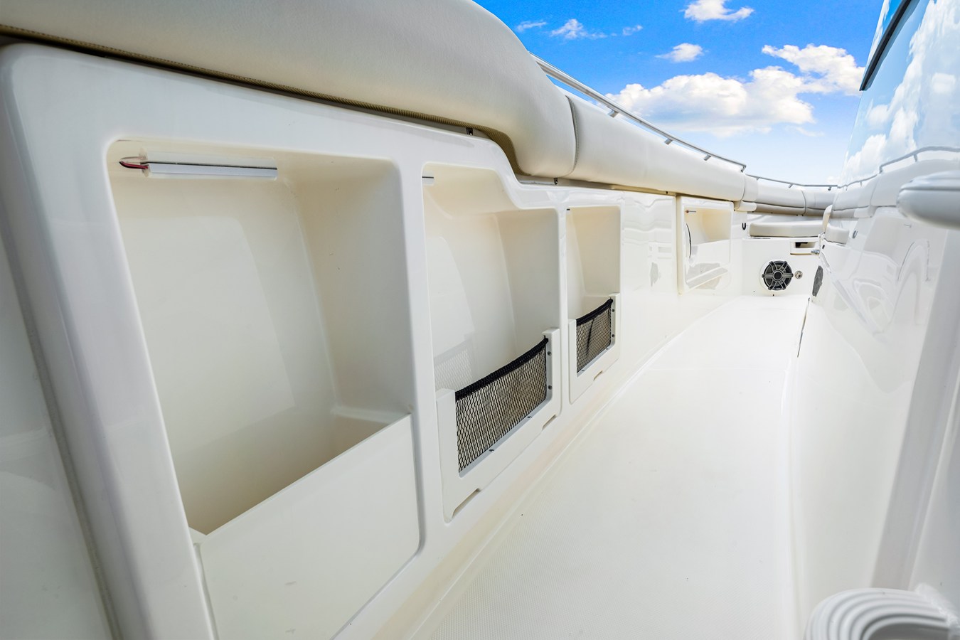 BOSTON WHALER 380 OUTRAGE, photo 25